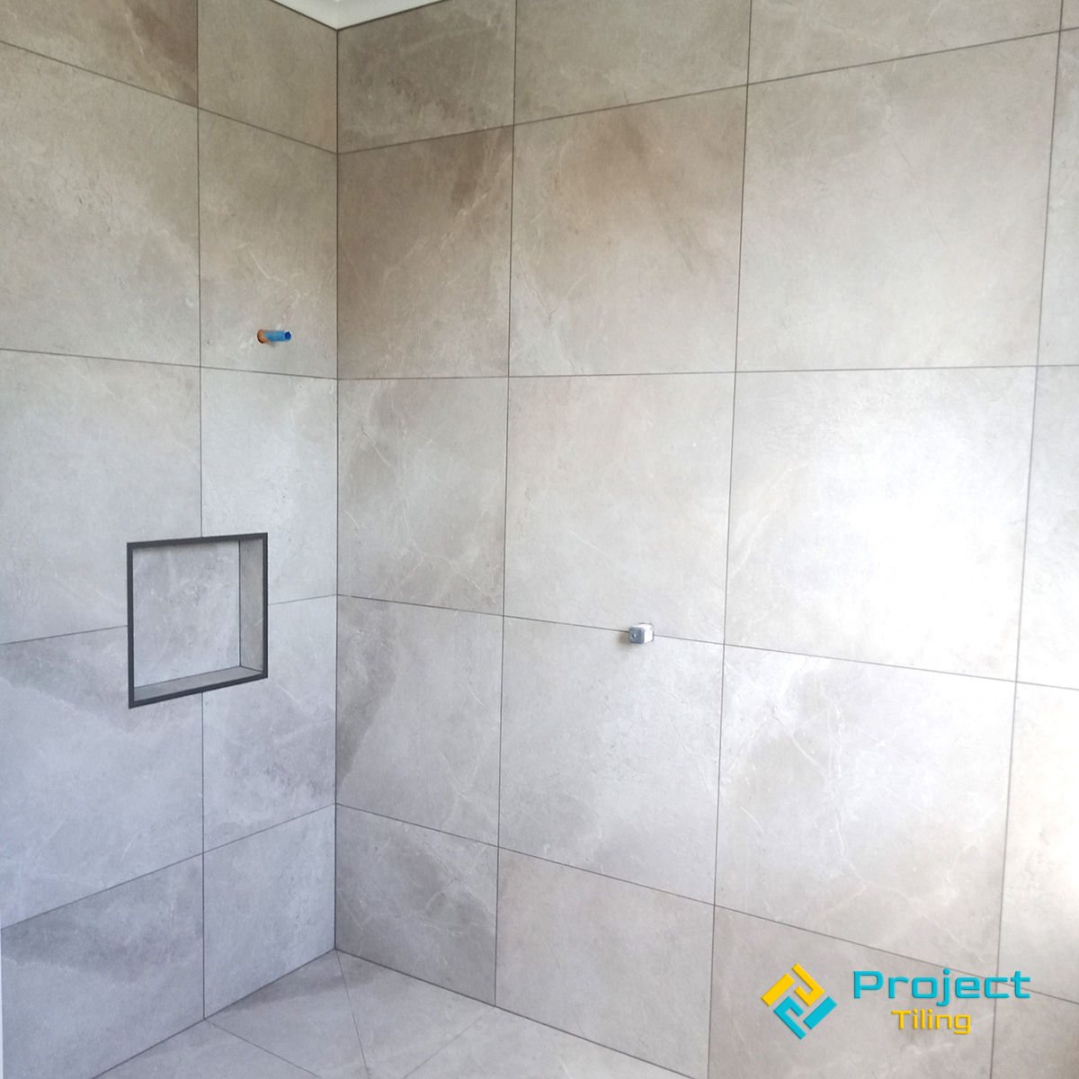 varying shades of beige and uneven staining
          create a limestone look